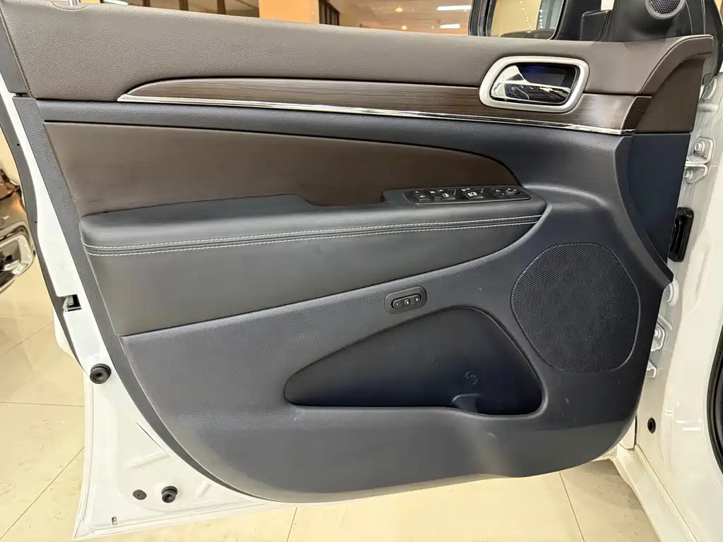 Jeep Grand Cherokee (Import) — миниатюра 4