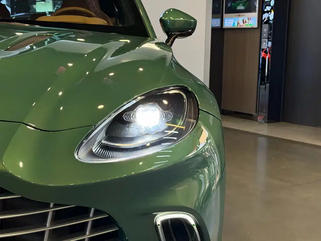 Aston Martin DBX 2022 3.0T STRAIGHT-SIX