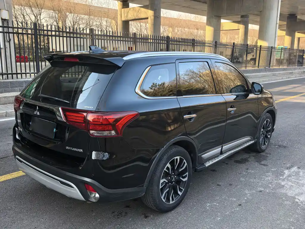 MITSUBISHI OUTLANDER