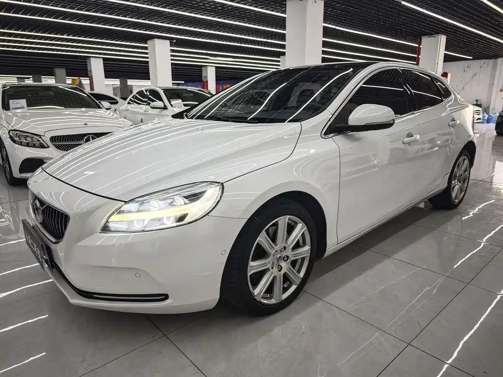 VOLVO V40
