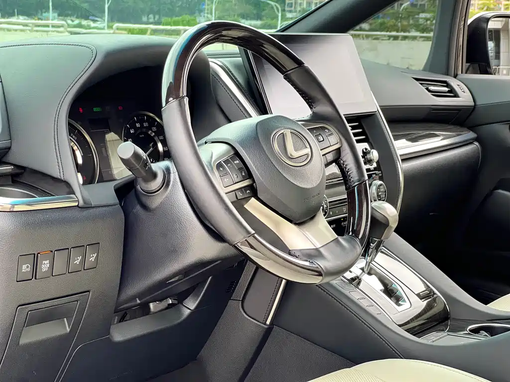 Lexus LM — фотографии объявления, Фото 17