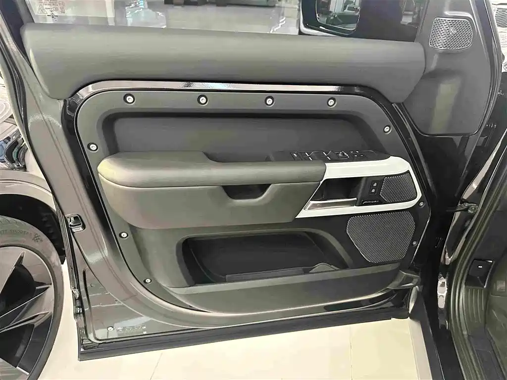 Land Rover Defender — миниатюра 6