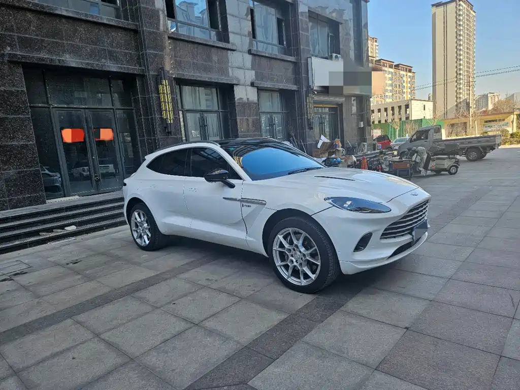 ASTON MARTIN DBX