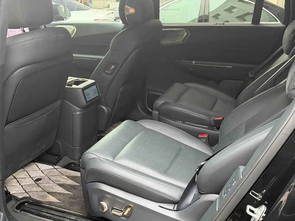 Lynk & Co 900 — миниатюра 14