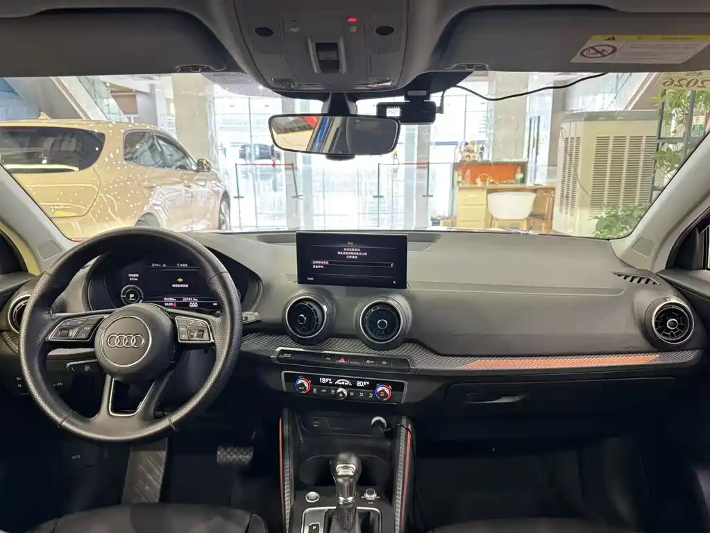 Audi Q2L e-tron — миниатюра 8