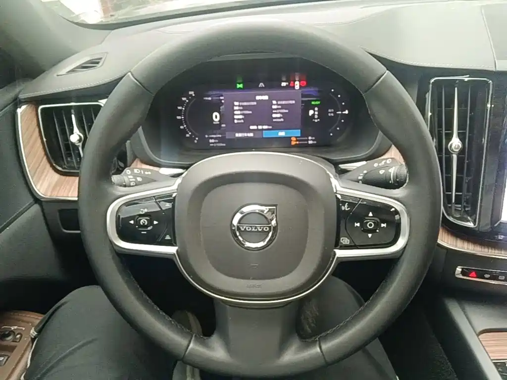 Volvo XC60 PHEV — миниатюра 11