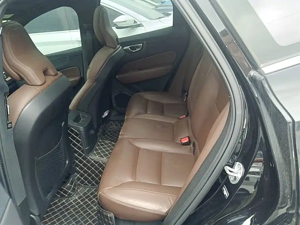 Volvo XC60 PHEV — миниатюра 17