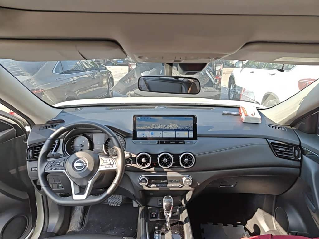 Nissan X-Trail 2.0 л 2025 г. Белый, пробег 14400 км