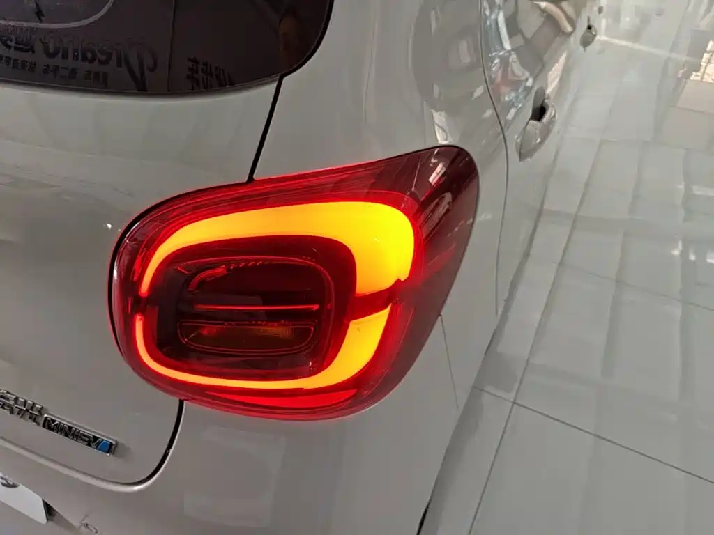 Wuling MINIEV — миниатюра 8