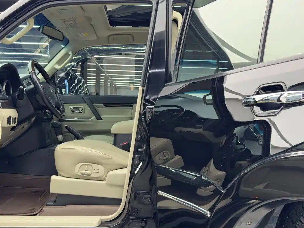 Mitsubishi Pajero (Import) — миниатюра 8