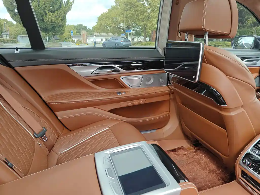 BMW 7 Series — миниатюра 14