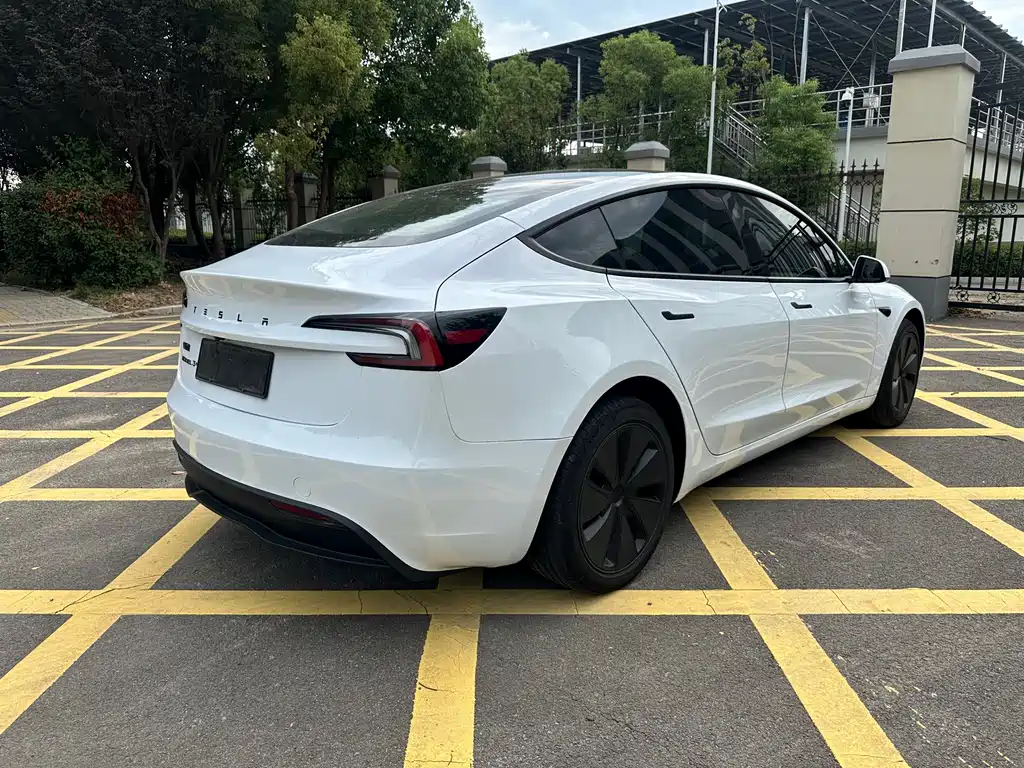 Tesla Model 3 — миниатюра 6