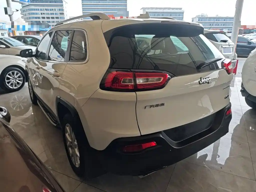 Jeep Cherokee — миниатюра 5