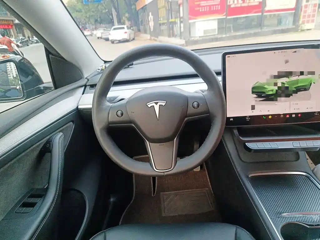 Tesla Model Y — миниатюра 3