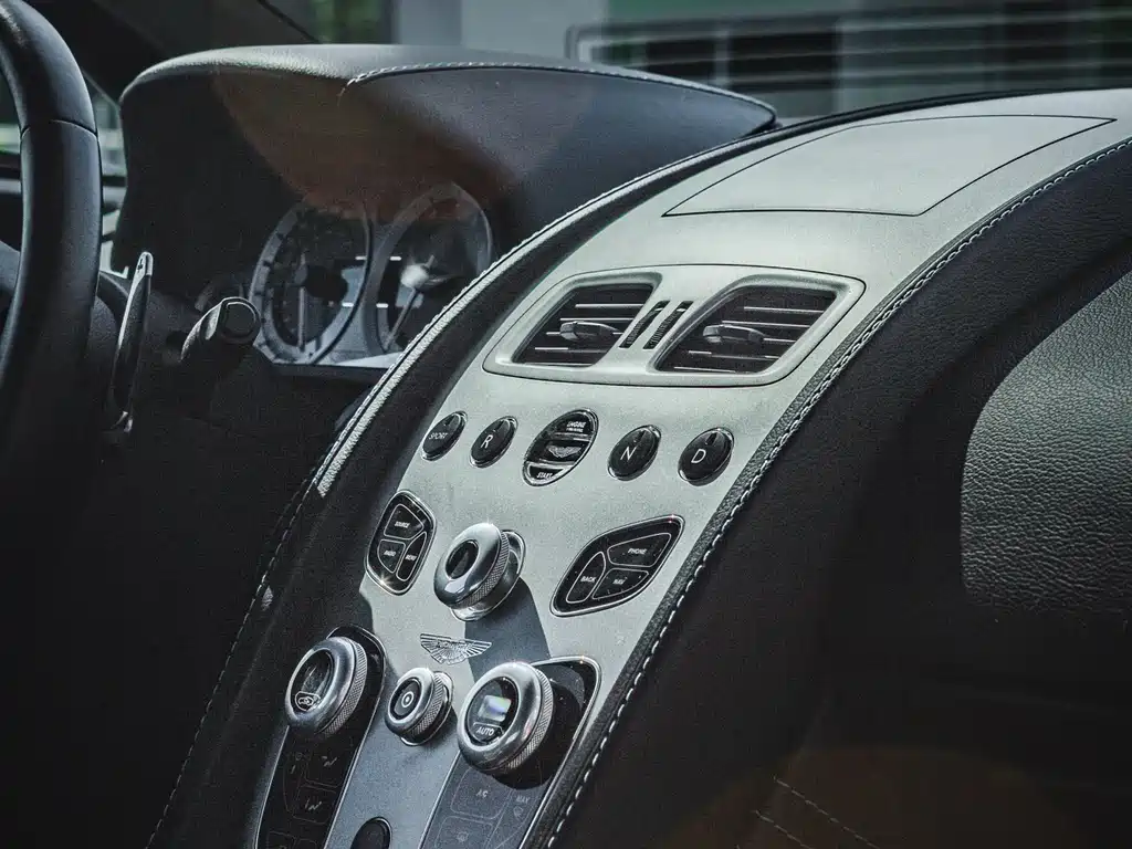 Aston Martin V8 Vantage - фото 6