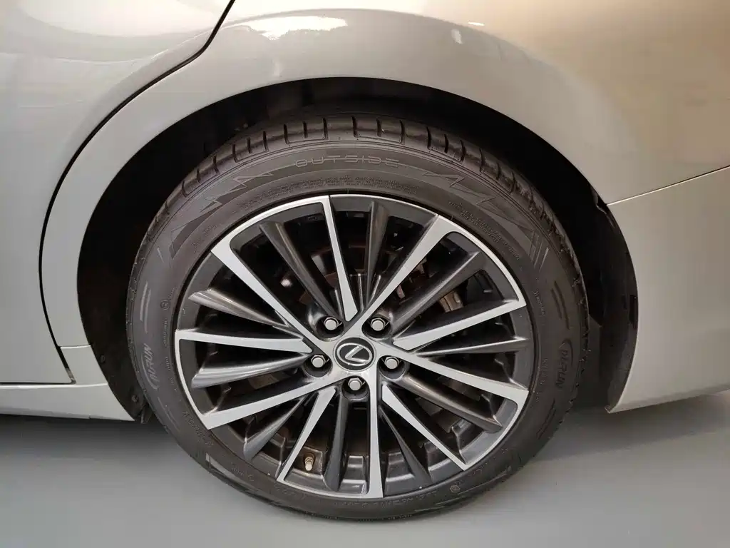 Lexus ES 2022 300h Premium