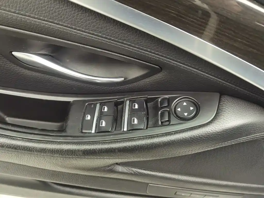BMW 5 Series — миниатюра 9