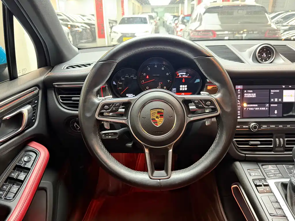PORSCHE MACAN