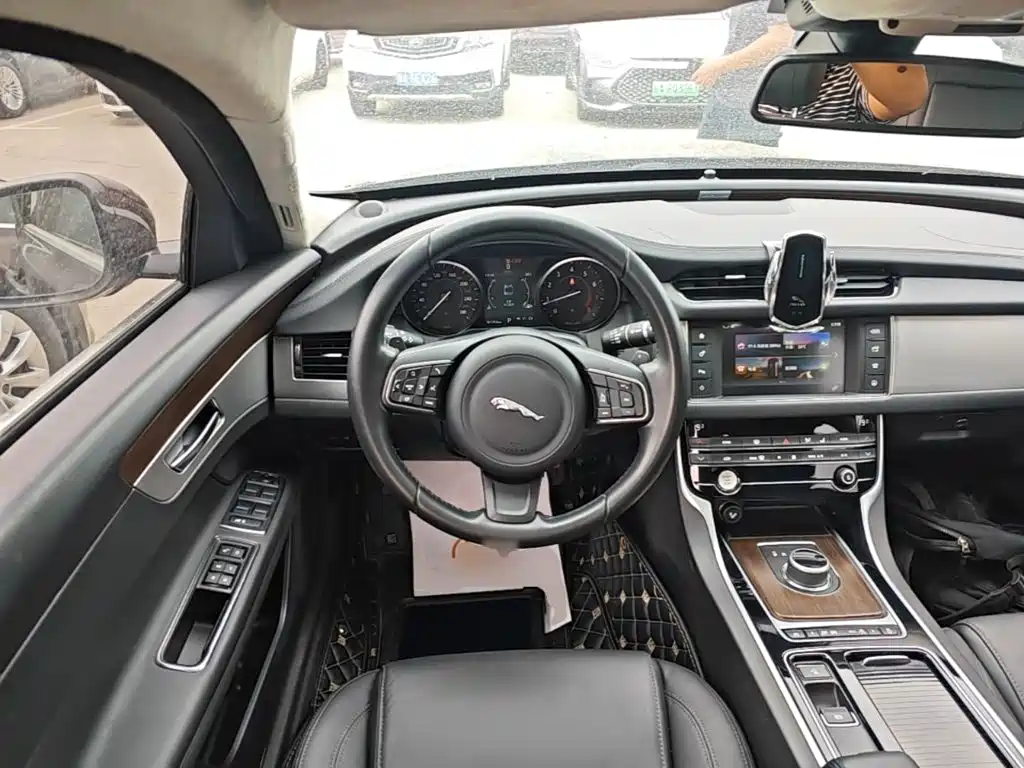 Jaguar XFL — миниатюра 11
