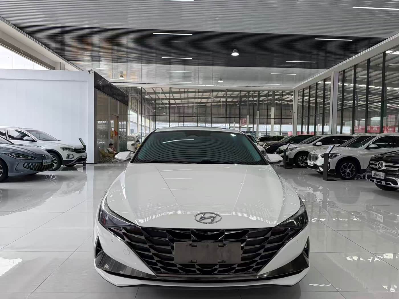 Hyundai Elantra 1.5 л 2022 г. Белый, пробег 39000 км