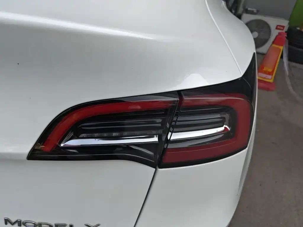 Tesla Model Y — миниатюра 8