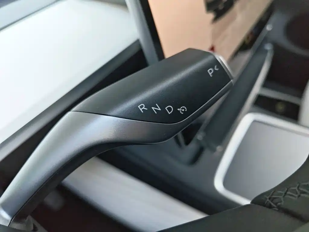 Tesla Model Y — миниатюра 14
