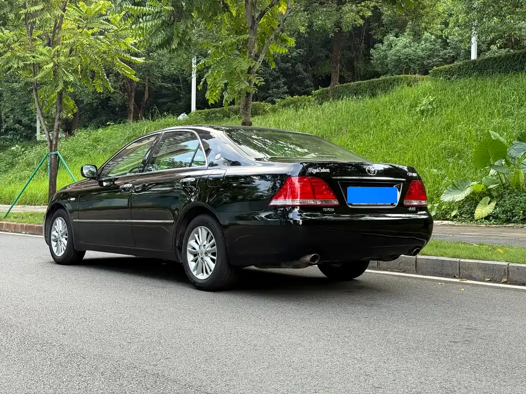 Toyota Crown — миниатюра 3