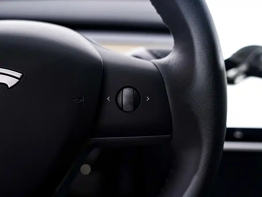 Tesla Model Y — миниатюра 28