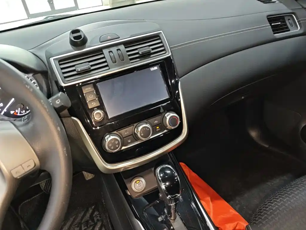 Nissan Tiida — миниатюра 13