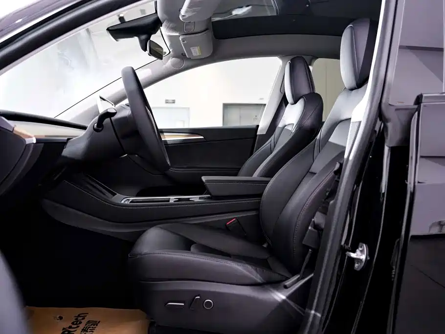 Tesla Model Y — миниатюра 24