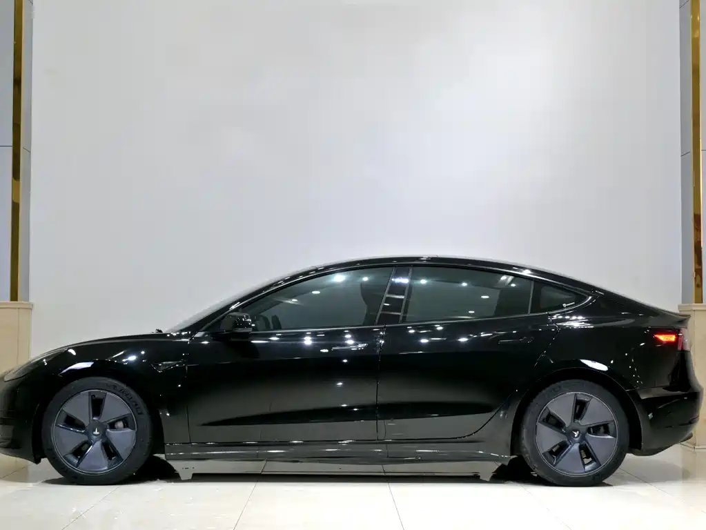 Tesla Model 3 — миниатюра 4