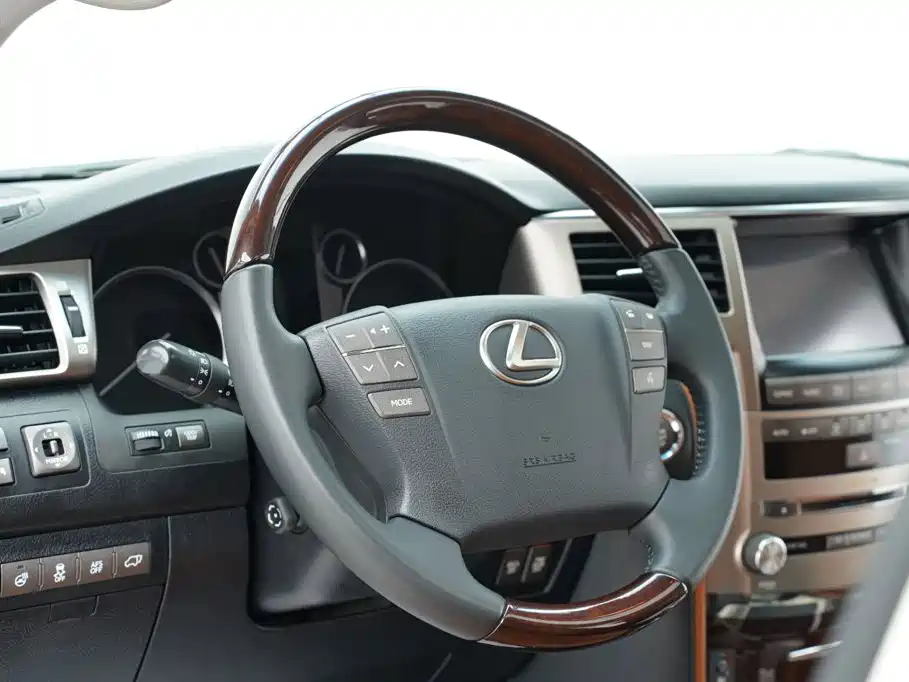 Lexus LX — миниатюра 12