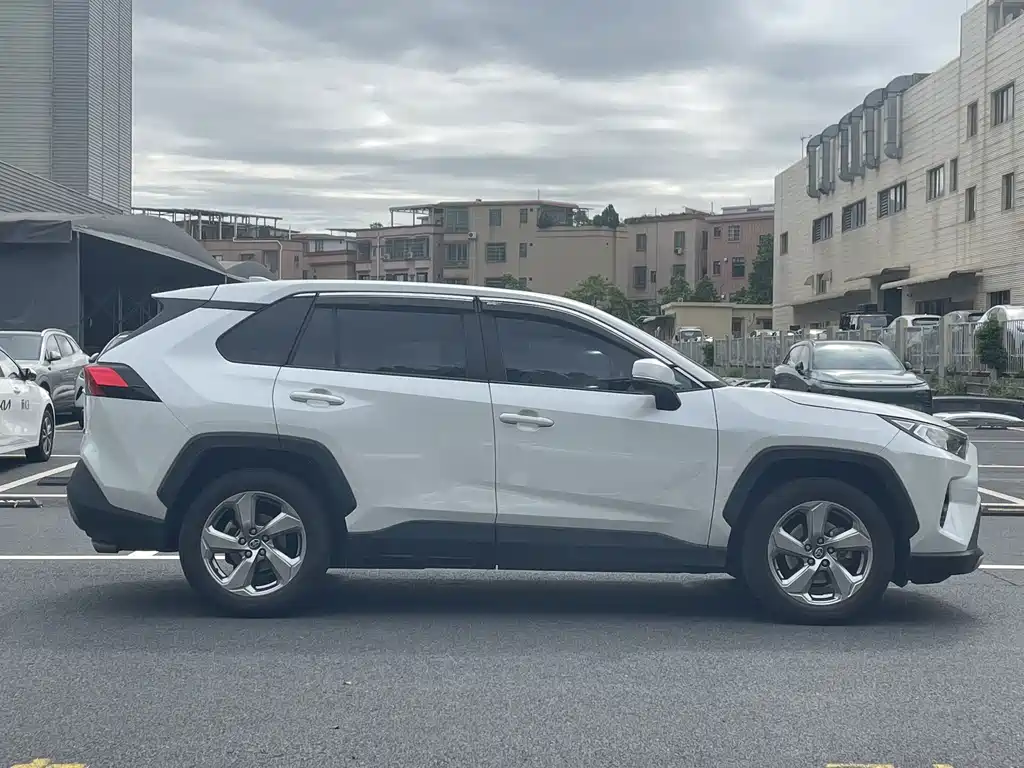 Toyota RAV4 — миниатюра 5
