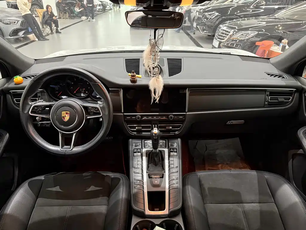 PORSCHE MACAN