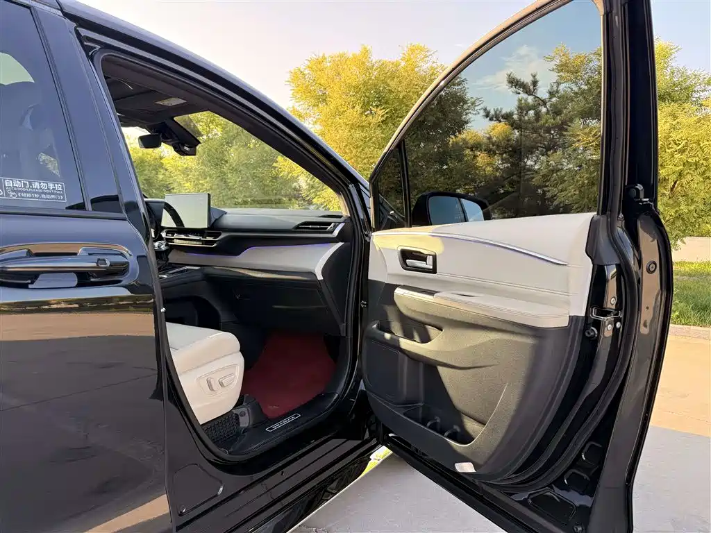 Toyota Granvia 2023 2.5L Luxury PLUS