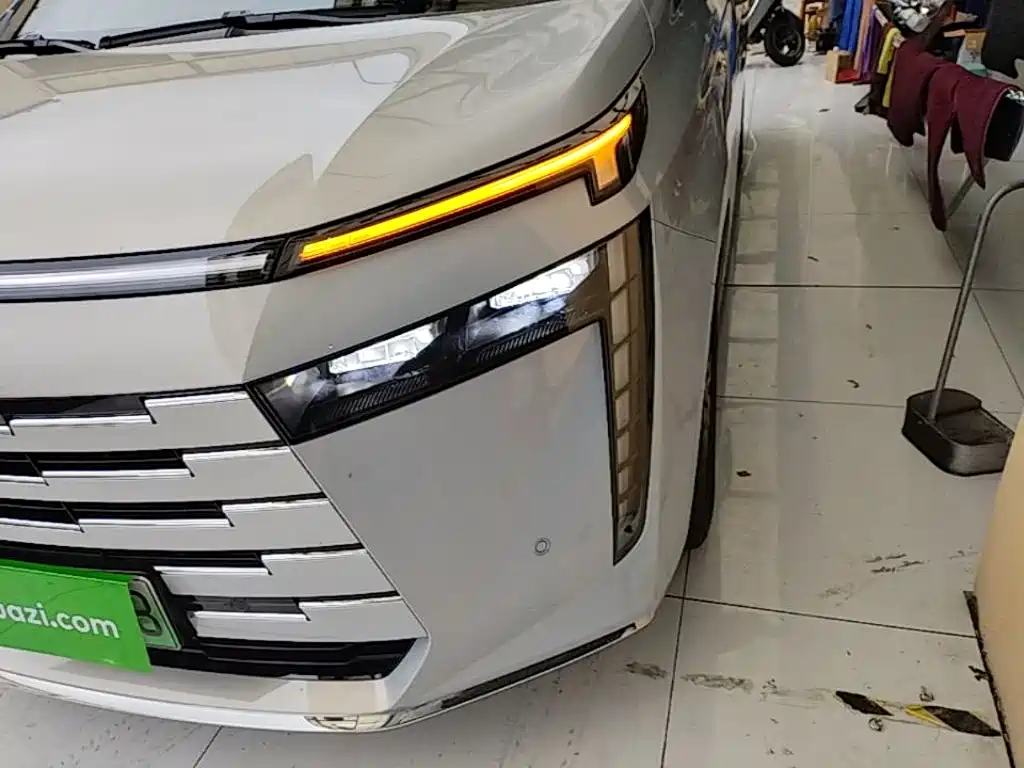GAC Motor Trumpchi E8 PHEV — миниатюра 3
