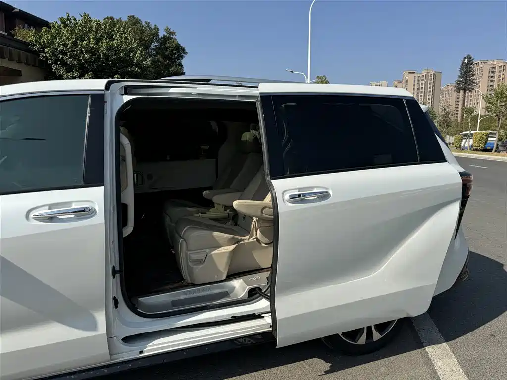Toyota Granvia — миниатюра 28