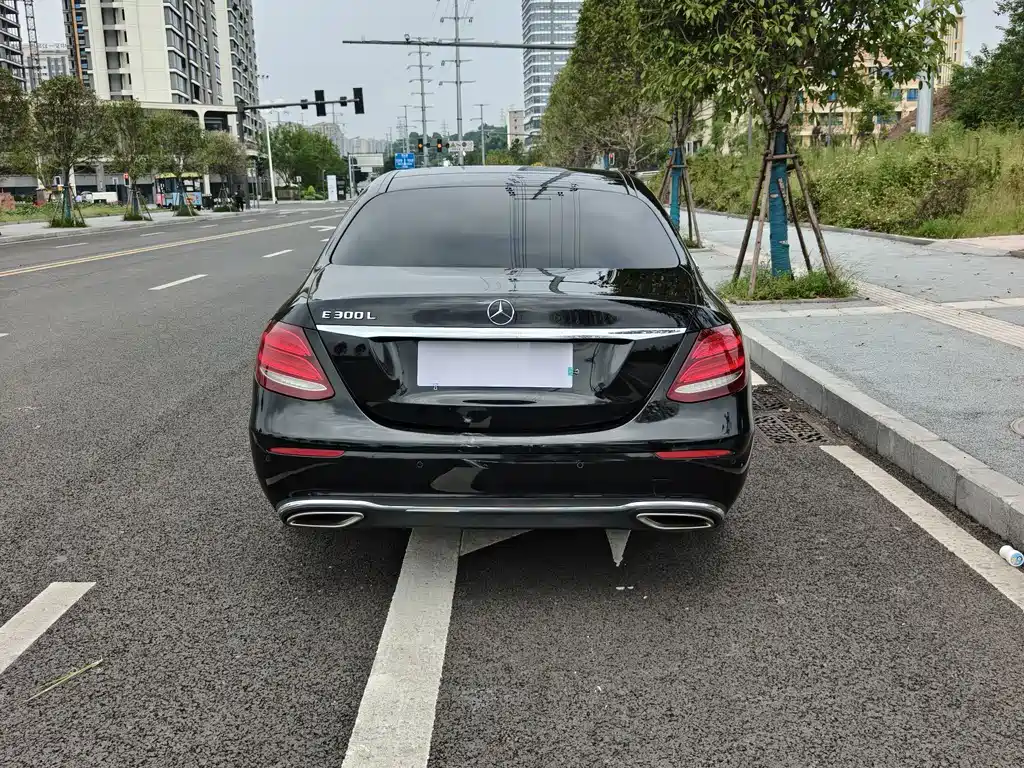 Mercedes-Benz E-Class — миниатюра 7
