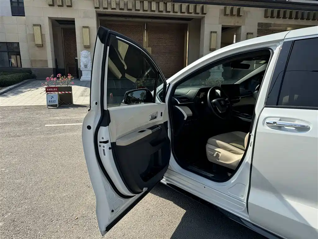 Toyota Granvia — миниатюра 20