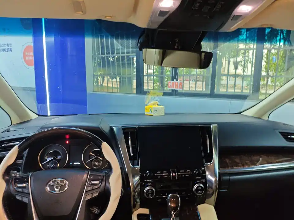 Toyota Alphard — миниатюра 3