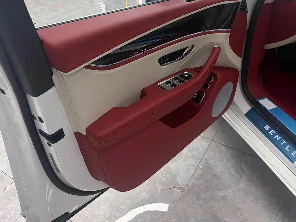 Bentley Flying Spur PHEV — миниатюра 6