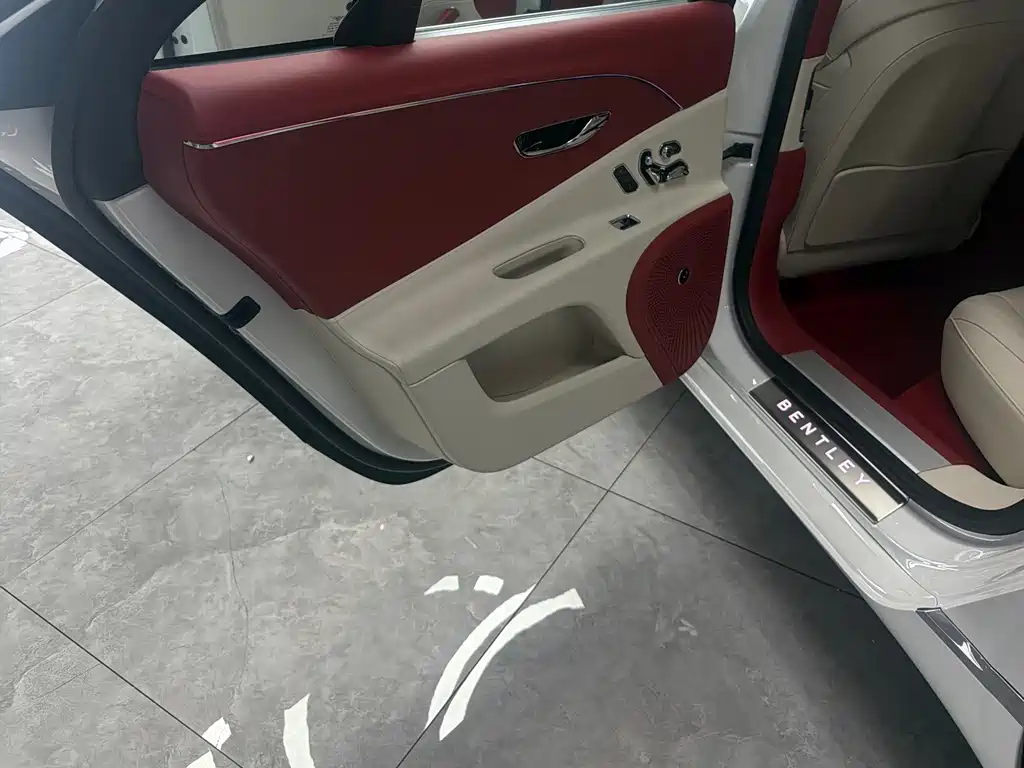 Bentley Flying Spur PHEV — миниатюра 8