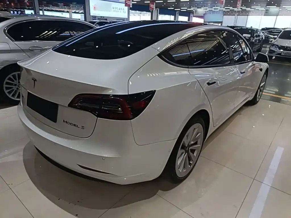 Tesla Model 3 — миниатюра 7