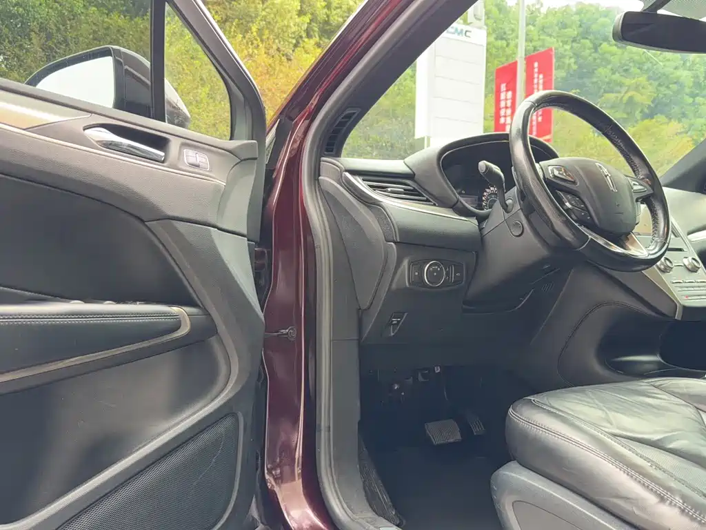 Lincoln MKC — миниатюра 13