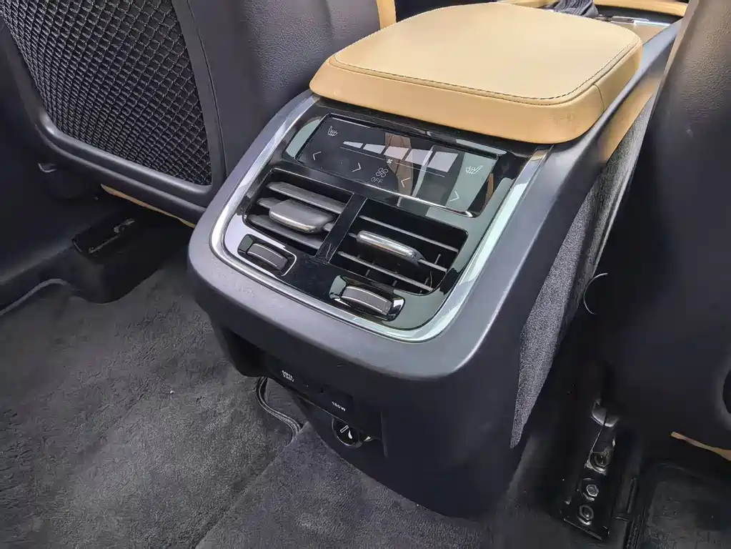 Volvo XC90 — миниатюра 12