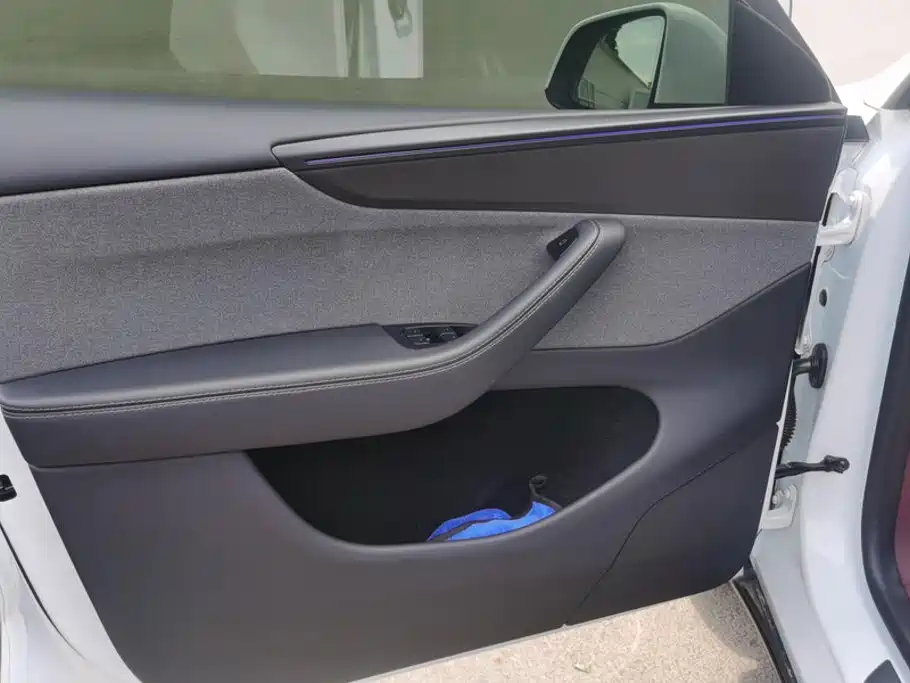 Tesla Model Y — миниатюра 7