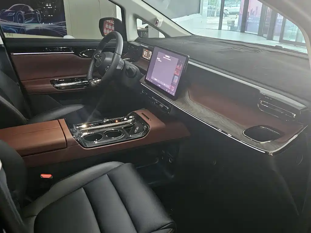GAC Motor Trumpchi E8 PHEV — миниатюра 3
