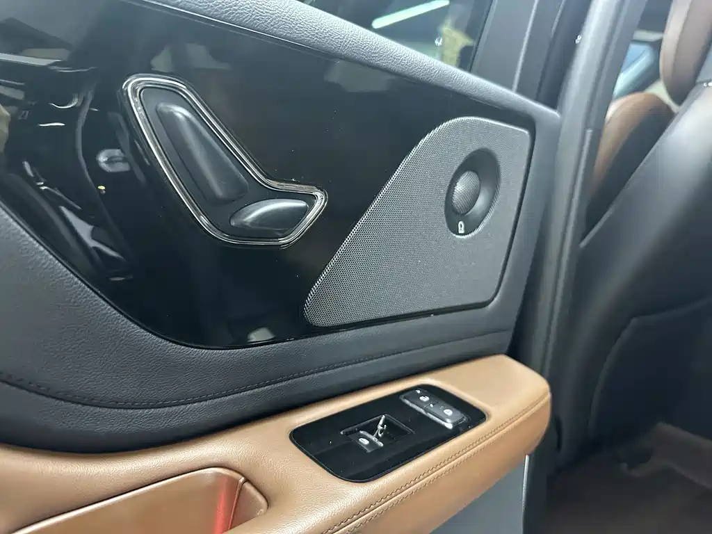 Lincoln Aviator — миниатюра 12