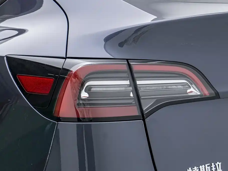 Tesla Model Y — миниатюра 13