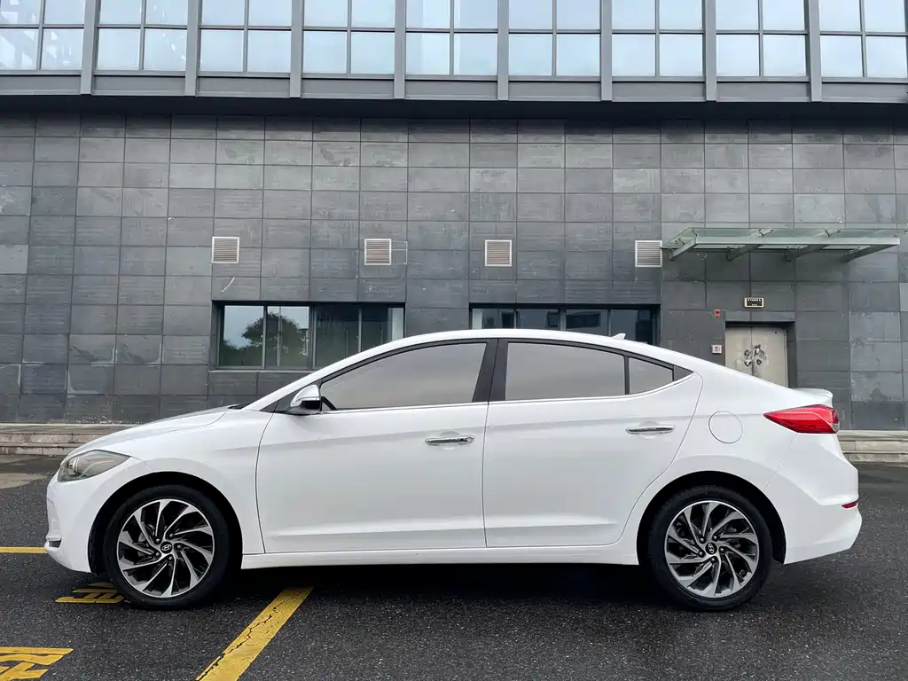 Hyundai Elantra — миниатюра 4
